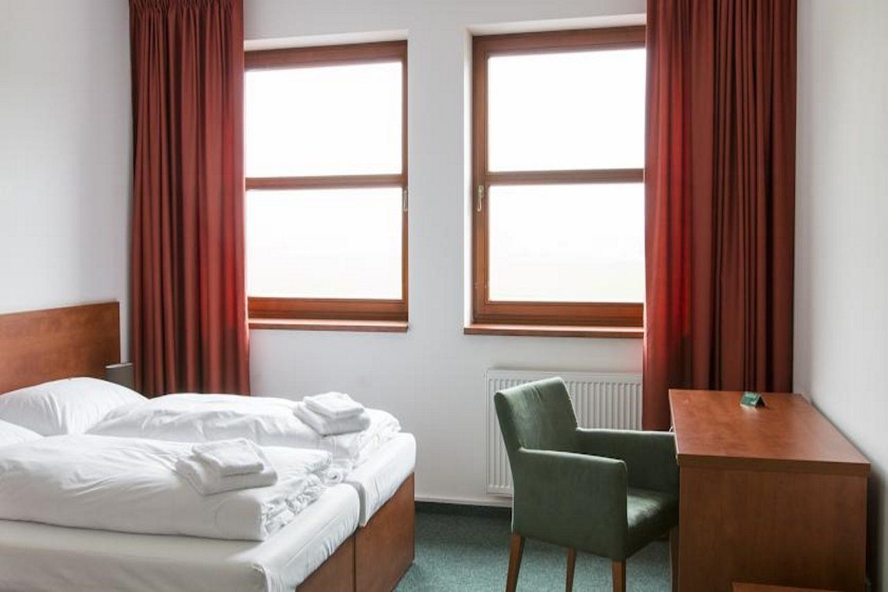 Sporthotel Hostivice Exteriör bild