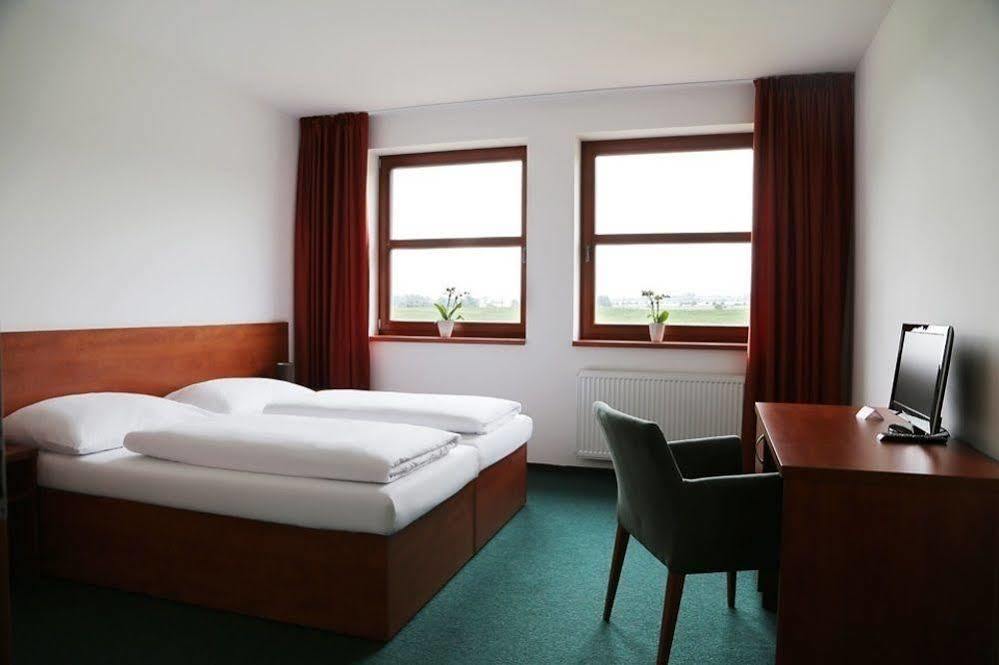 Sporthotel Hostivice Exteriör bild