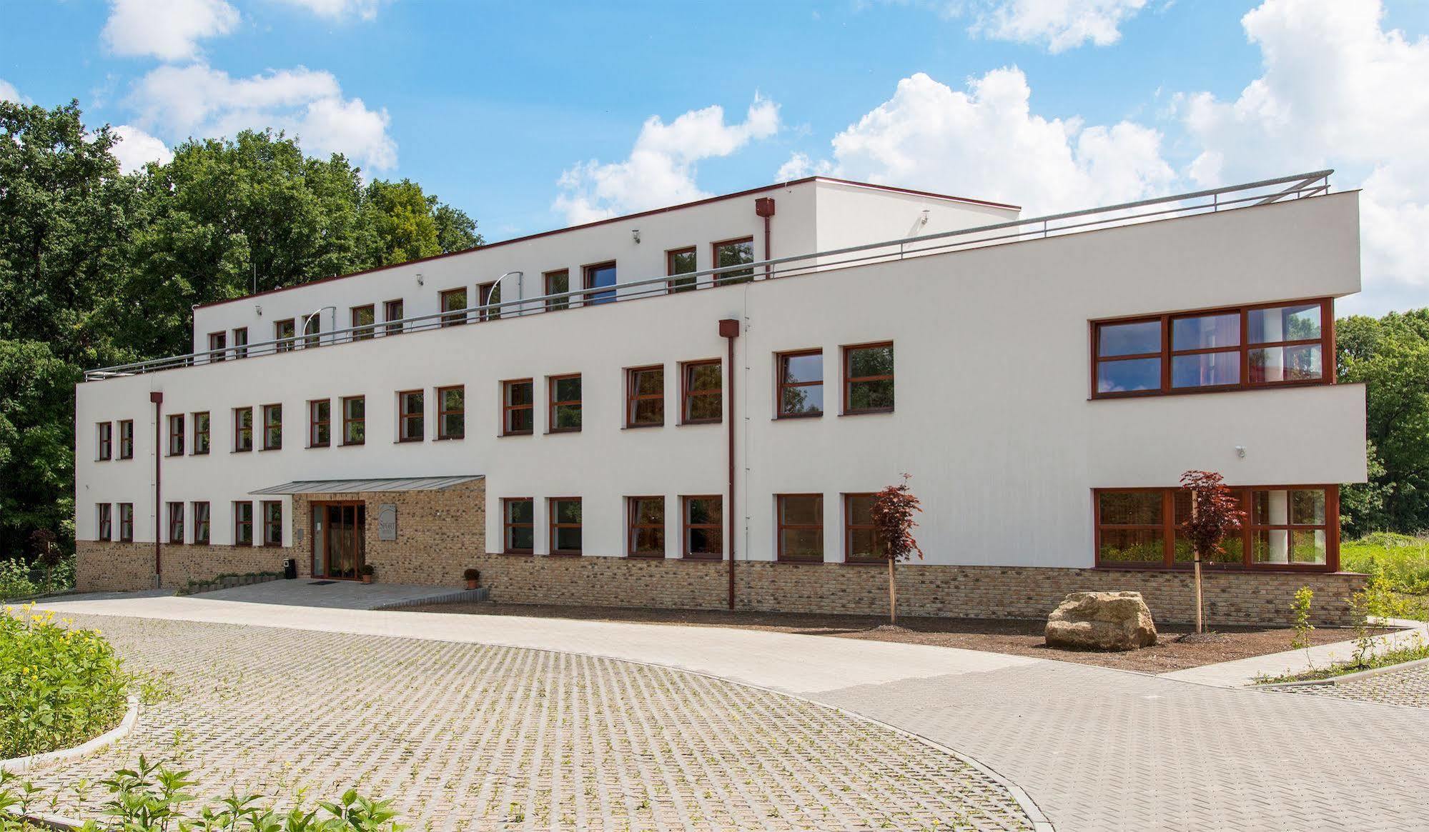 Sporthotel Hostivice Exteriör bild