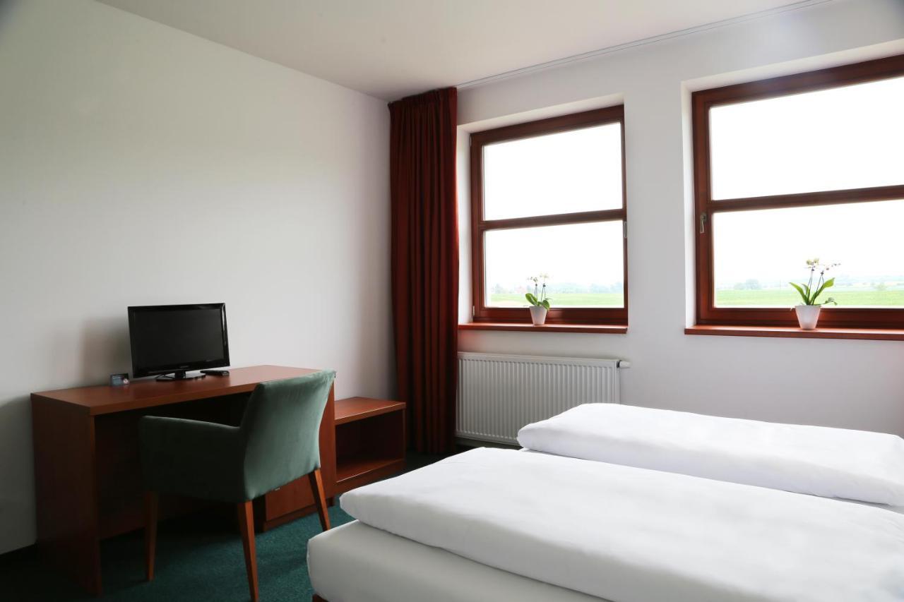 Sporthotel Hostivice Exteriör bild