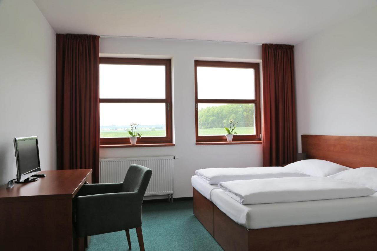 Sporthotel Hostivice Exteriör bild